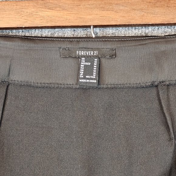 Forever 21 Charcoal Pleated Skirt‎ - Picture 4 of 8